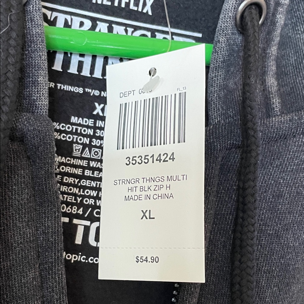 Stranger Things Season 5 Poster Hoodie SZ XL - Picture 9 of 11